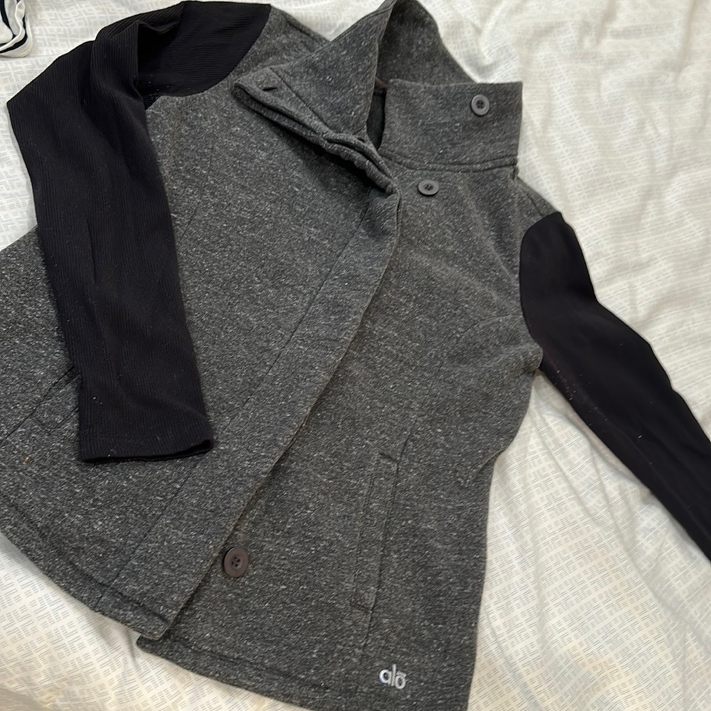 Alo jacket size s/mblack sleeve/ marbles gray body with nuttons and high collar